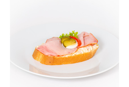 Chlebíček s debrecínkou na salátu 95 g